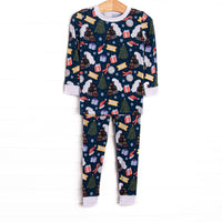 This set&nbsp;is made of the extremely soft, stretchy bamboo viscose fabric that feels like butter and features a Christmas print.