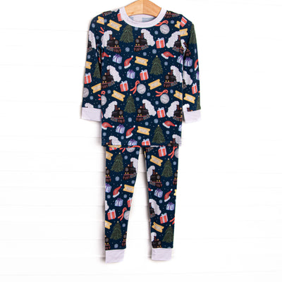 This set&nbsp;is made of the extremely soft, stretchy bamboo viscose fabric that feels like butter and features a Christmas print.