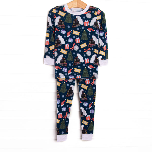 This set&nbsp;is made of the extremely soft, stretchy bamboo viscose fabric that feels like butter and features a Christmas print.
