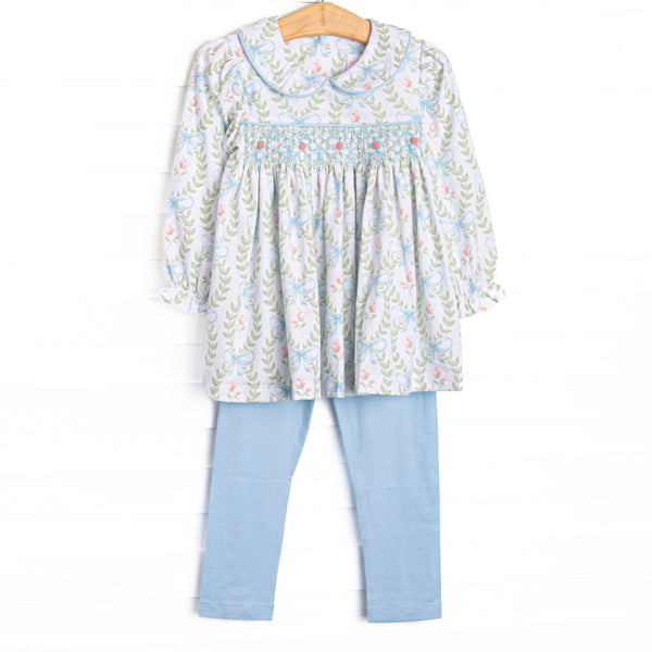 This set features a blue floral print top with a Peter Pan collar and a dainty smocking. Coordinating blue leggings to match.