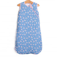  Featuring the softest&nbsp;bamboo knit&nbsp;material, zipper closure, and a blue floral print, this bag is designed to help your little one fall asleep faster and stay asleep longer. 