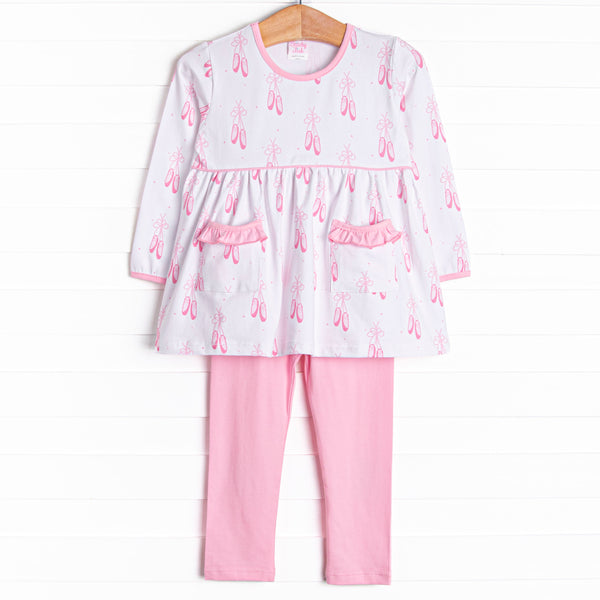 This set features a ballet slipper print, ruffle trim, and pink leggings to match.