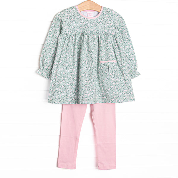  This set features a top in&nbsp; green floral print, light pink trim, and a front pocket detail. Coordinating light pink leggings to match. 