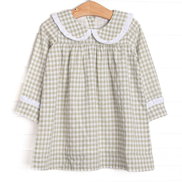  This dress is featured in a green gingham print, with a peter pan collar with a ruffle detail. 