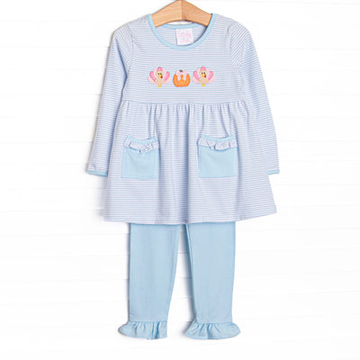 This set features light blue striped knit fabric, pumpkin and turkey applique, and front pockets. Coordinating blue ruffle leggings to match.