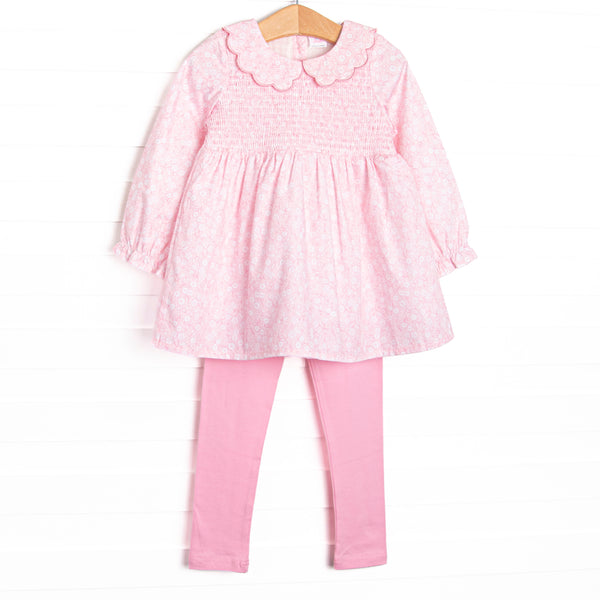  This set features a pink floral print, a scallop Peter Pan collar, and smocking on the chest. Coordinating pink leggings to match. 