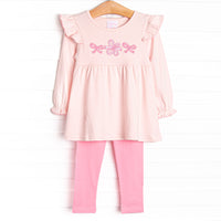  This set features a pink top with ruffle trim and ribbons appliques. Coordinating pink leggings to match. 
