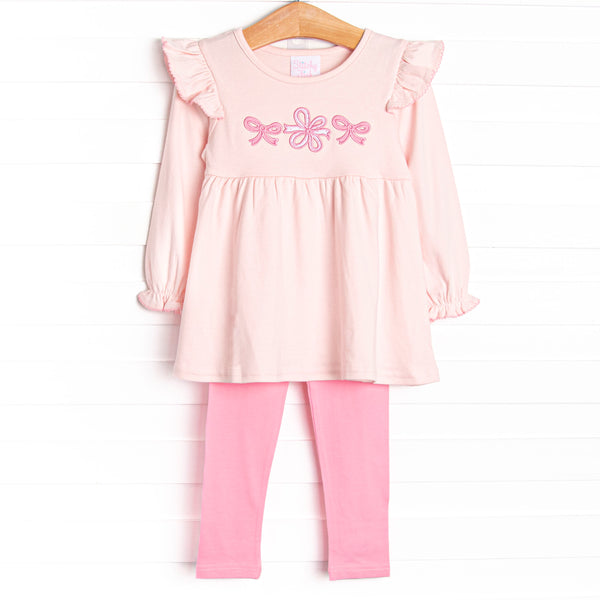  This set features a pink top with ruffle trim and ribbons appliques. Coordinating pink leggings to match. 