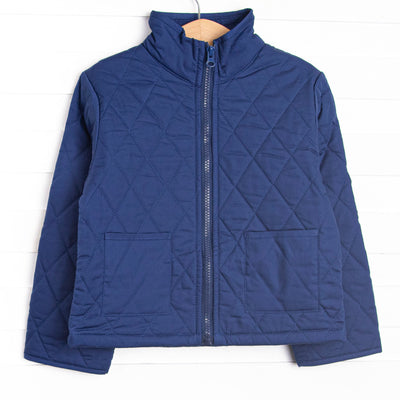 Quilted details, a full-length zipper for easy use and front pockets to keep little hands warm.