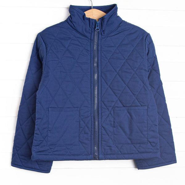 Quilted details, a full-length zipper for easy use and front pockets to keep little hands warm.
