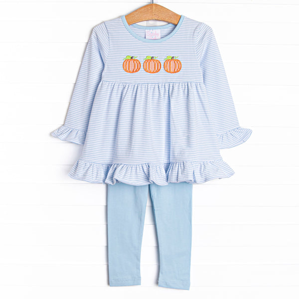  This set features a blue striped top with ruffle trim and a trio of pumpkins appliques. Coordinating blue striped leggings to match. 