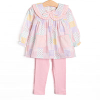  This set features a pink quilt pattern, a ruffle Peter Pan collar, a pre tied bow, and pink front pockets. Coordinating pink leggings to match. 