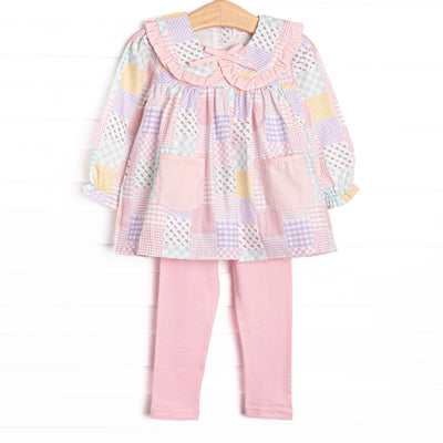  This set features a pink quilt pattern, a ruffle Peter Pan collar, a pre tied bow, and pink front pockets. Coordinating pink leggings to match. 