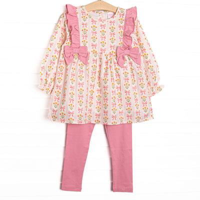  This set features pink floral and bow print, pink ruffles, and bows on the sides. Coordinating pink leggings to match. 