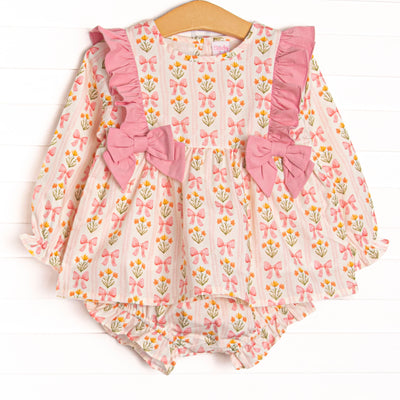  This set features pink floral and bow print, pink ruffles, and bows on the sides. Matching diaper cover to complete the set. 