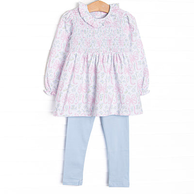  This set features a floral and bow print, a ruffle collar, and chest smocking. Coordinating blue leggings to match. 