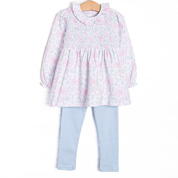  This set features a floral and bow print, a ruffle collar, and chest smocking. Coordinating blue leggings to match. 