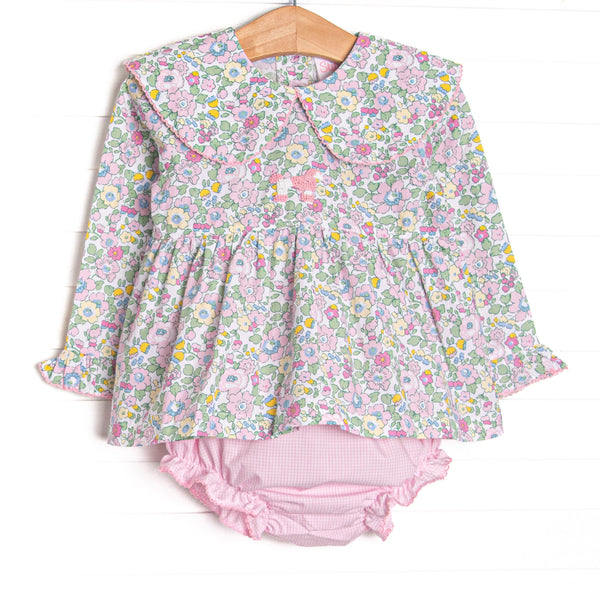  This set features a pink flower print, a picot trimmed bib collar, and a French knot poodle embroidery. Coordinating pink gingham diaper cover to match. 