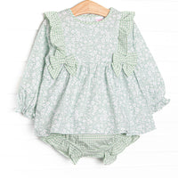  This set features a green floral print, green ruffle trim, and green bows. Coordinating green gingham diaper cover to match. 