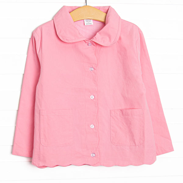  This coat features a pink material, a peter pan collar and trim, and scalloped trim. 