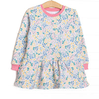  This sweatshirt features a yellow floral print, long sleeves, and a cozy sweatshirt material. 