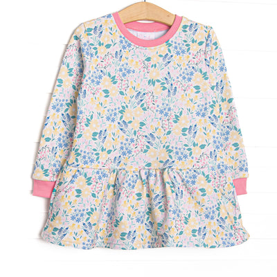  This sweatshirt features a yellow floral print, long sleeves, and a cozy sweatshirt material. 
