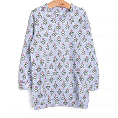  This sweatshirt features a blue floral print, a mock neck, and a cozy sweatshirt material. 