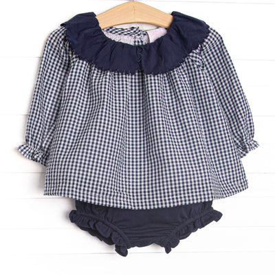 This set features a navy blue gingham top and a navy blue scalloped collar. Coordinating navy blue diaper cover to match. 