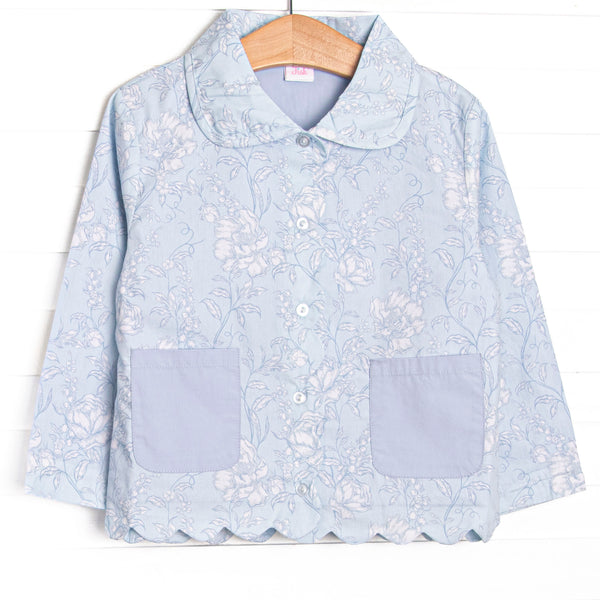  This coat features a blue floral material, a peter pan collar and trim, and scalloped trim. 