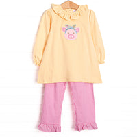  This set features a yellow top, a piglet applique, and a yellow ruffle collar. Coordinating pink gingham ruffle leggings to match. 