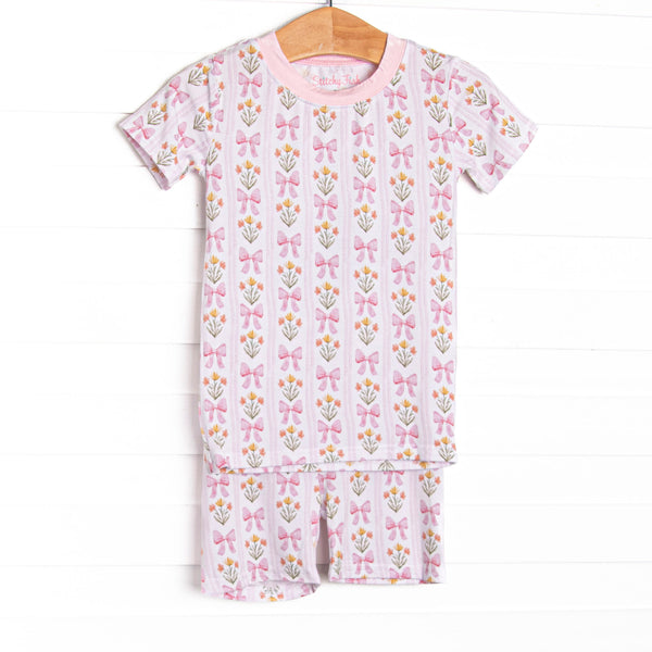  This set is made of the extremely soft, stretchy bamboo viscose fabric that feels like butter and features a pink floral print. 
