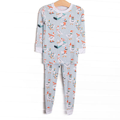 This set is made of the extremely soft, stretchy bamboo viscose fabric that feels like butter and features a mint Christmas geese print.