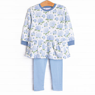 This set a blue hydrangea print,&nbsp;blue trim, and the coziest fleece material. Coordinating blue knit leggings to match.