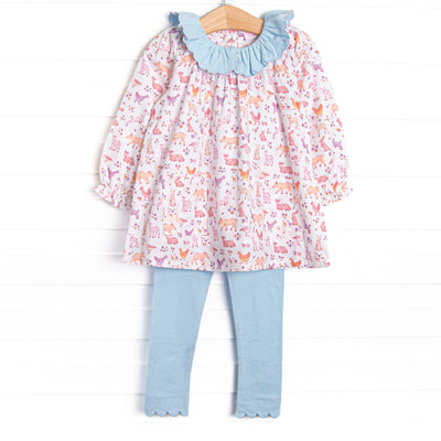  This set features a farm animal print, a blue scalloped collar, and front pockets. Coordinating light blue scalloped leggings to match. 
