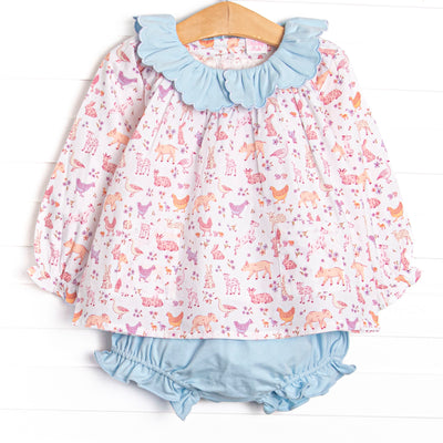  This set features a farm animal print, a blue scalloped collar, and front pockets. Coordinating light blue diaper cover to match. 