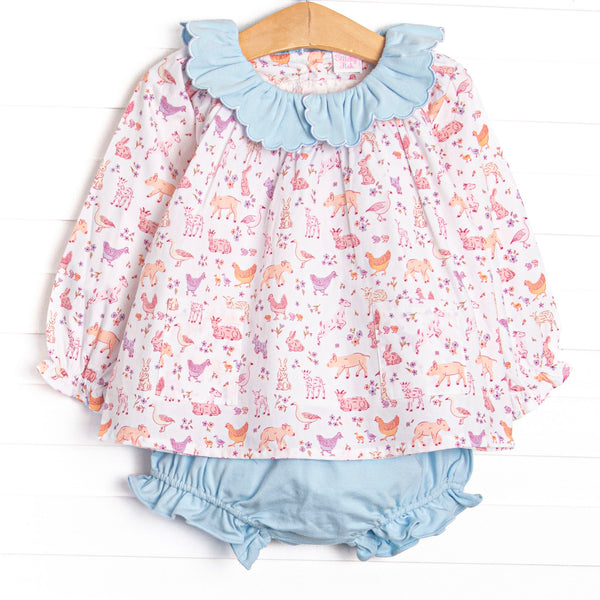  This set features a farm animal print, a blue scalloped collar, and front pockets. Coordinating light blue diaper cover to match. 