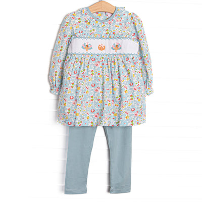  This set features a blue floral print, ruffle collar, and a turkey and pumpkin smocking. Coordinating blue leggings to match. 