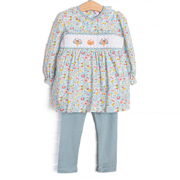  This set features a blue floral print, ruffle collar, and a turkey and pumpkin smocking. Coordinating blue leggings to match. 