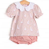  This set features a pink geese print, a white scallop collar, and short puff sleeves. Coordinating pink diaper cover to match. 