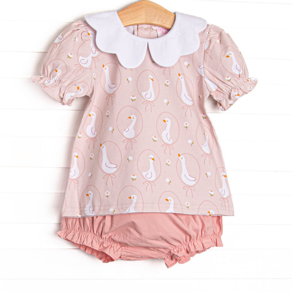  This set features a pink geese print, a white scallop collar, and short puff sleeves. Coordinating pink diaper cover to match. 