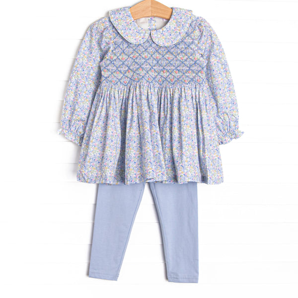  This set features a blue floral print, a peter pan collar, and a dainty floral smocking. Coordinating blue leggings to match. 