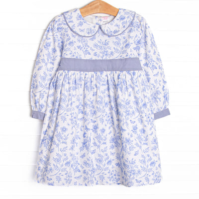  This dress features a blue floral pattern, a Peter Pan collar, and a waist sash. 