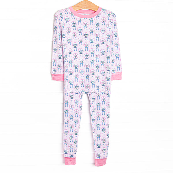 This set is made of the extremely soft, stretchy bamboo viscose fabric that feels like butter and features a floral print.