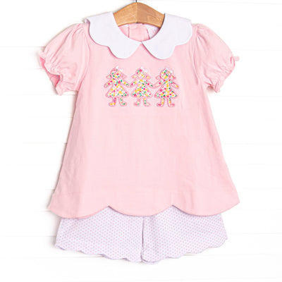  This set features pink knit fabric, a white scalloped collar, short puff sleeves, and paper doll floral applique. Coordinating dotted shorts to match. 