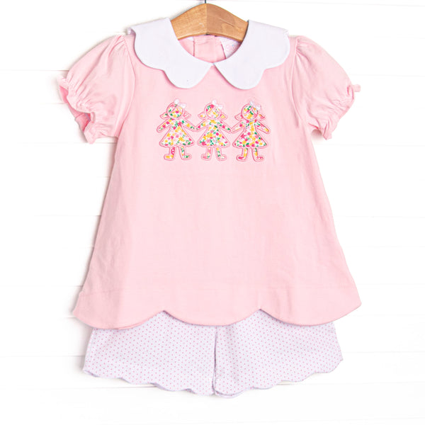 This set features pink knit fabric, a white scalloped collar, short puff sleeves, and paper doll floral applique. Coordinating dotted shorts to match. 