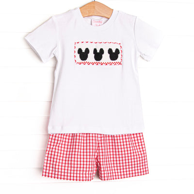  This set features red windowpane fabric, mouse trio&nbsp; smocking, a white top, and red ric rac trim. Coordinating shorts to match. 