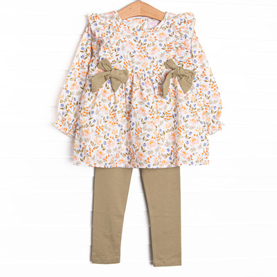  This set features a green floral print, green bows, and green leggings to match. 