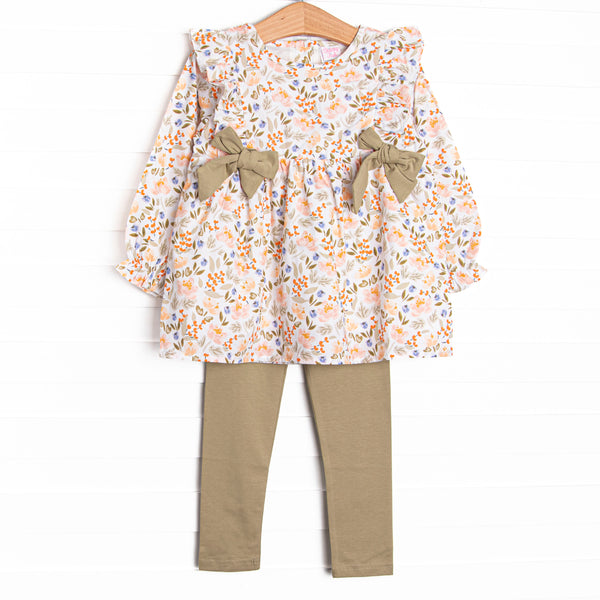  This set features a green floral print, green bows, and green leggings to match. 
