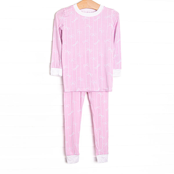 This set&nbsp;is made of the extremely soft, stretchy bamboo viscose fabric that feels like butter and features a pink bow print.