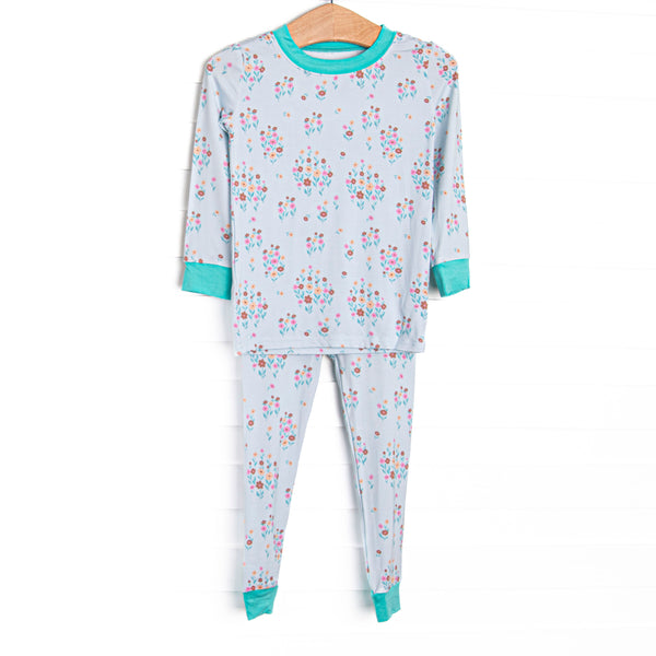 This set&nbsp;is made of the extremely soft, stretchy bamboo viscose fabric that feels like butter and features a mint floral print.